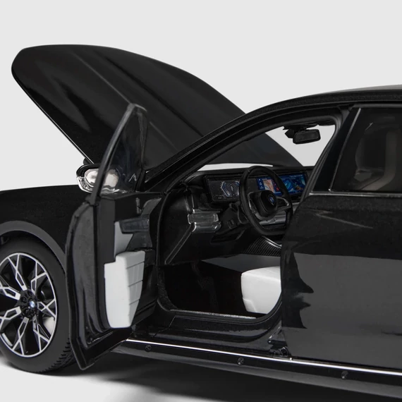 BMW i7 modellautó 1:18 részletes belső tér nyitható ajtóval