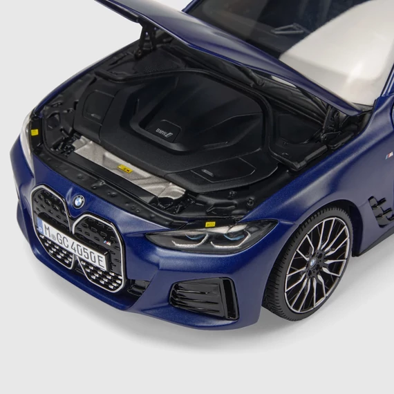 BMW i4 modellautó 1:18 kék (frozen blue)  nyitott géptető