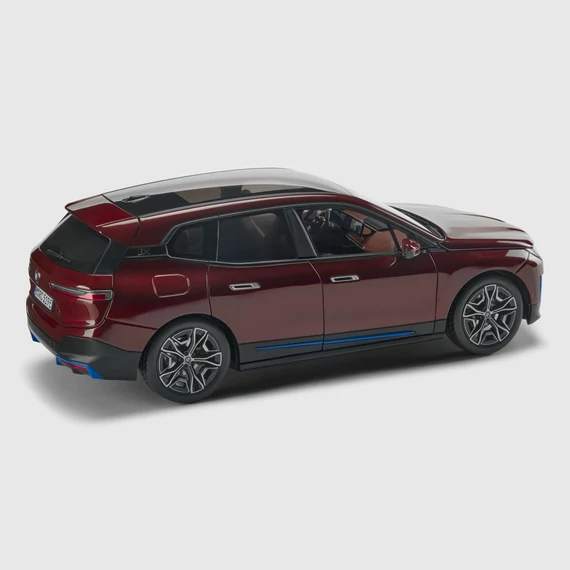 BMW iX modellautó 1:18 piros (aventurine red) oldalnézet