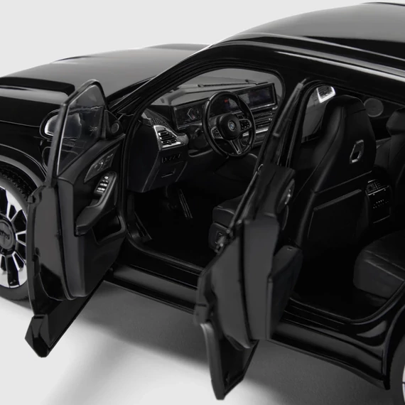 BMW XM modellautó 1:18 fekete (Black Saphier) részletes belső térrel, nyitható ajtókkal