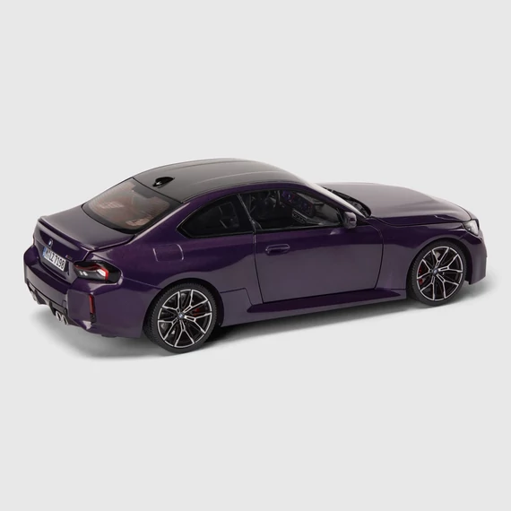 BMW M2 (G87) modellautó 1:18 lila (Twilight Purple Pearl) oldalnézet