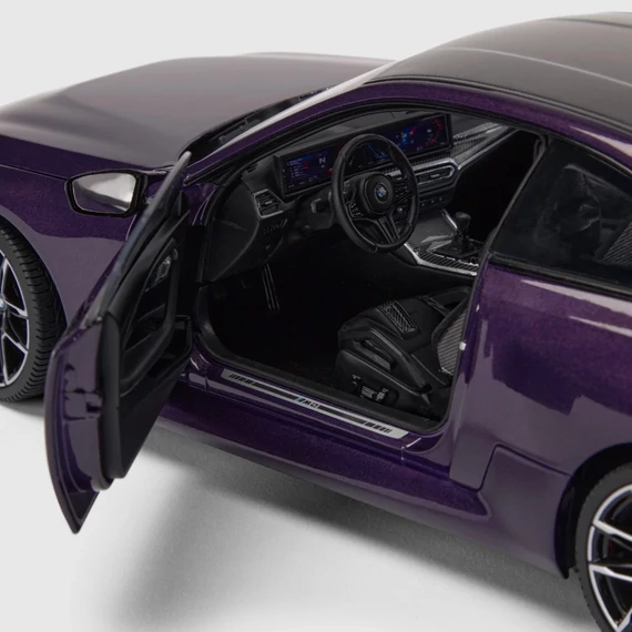 BMW M2 (G87) modellautó 1:18 lila (Twilight Purple Pearl) részletes belső térrel, nyitható ajtóval