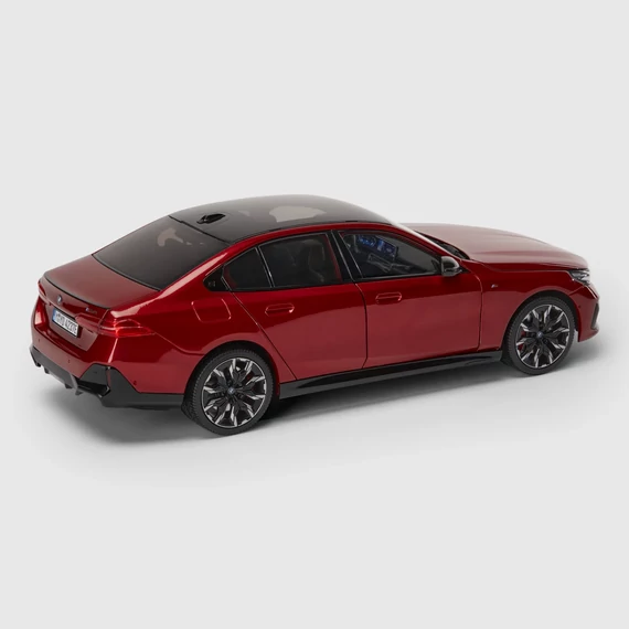 BMW I5 (G60) modellautó 1:18 piros (Fire Red) oldalnézet