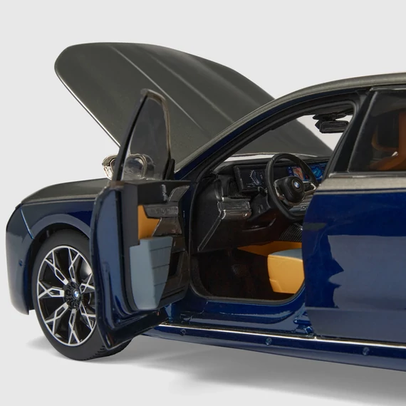 BMW i7 modellautó 1:18 kék-szürke (Tanzanite Blue + Oxide Grey) részletes belső térrel, nyitható ajtókkal