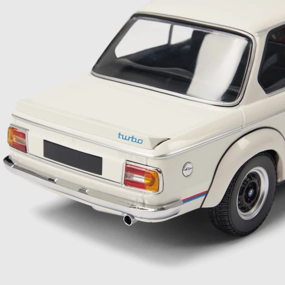 BMW 2002 TURBO modellautó 1:18 fehér hátsó nézet
