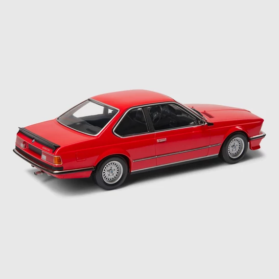 BMW 635 CSI modellautó 1:18 piros oldalnézet