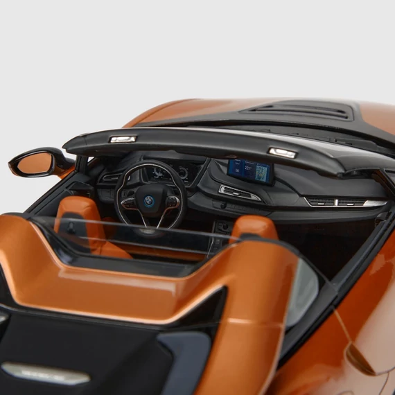 BMW i8 ROADSTER modellautó 1:18 réz-bronz (E-Copper) részletes belső tér