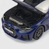 BMW i4 modellautó 1:18 kék (frozen blue)  nyitott géptető